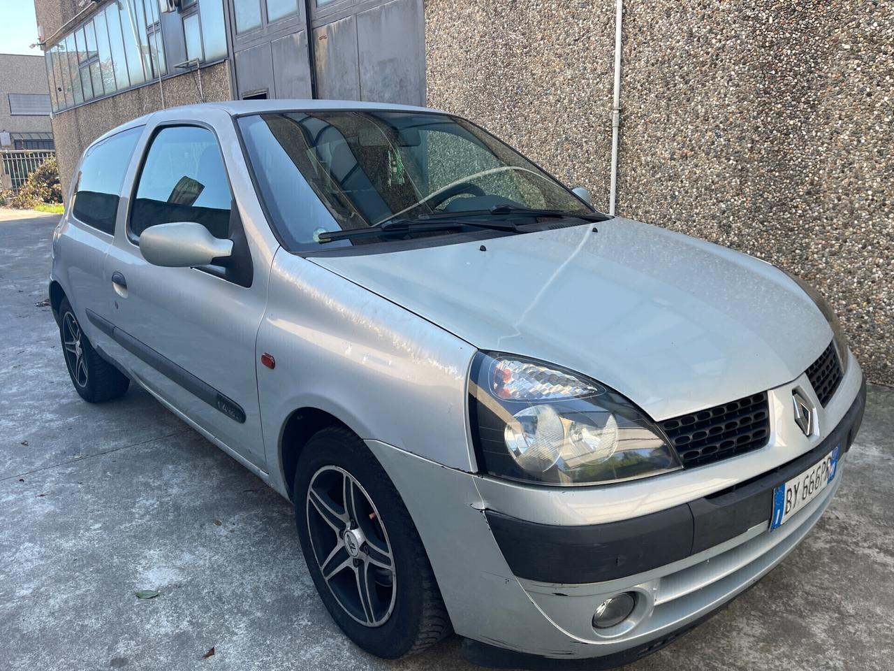 Renault Clio 1.4 16V benzina neopatentati