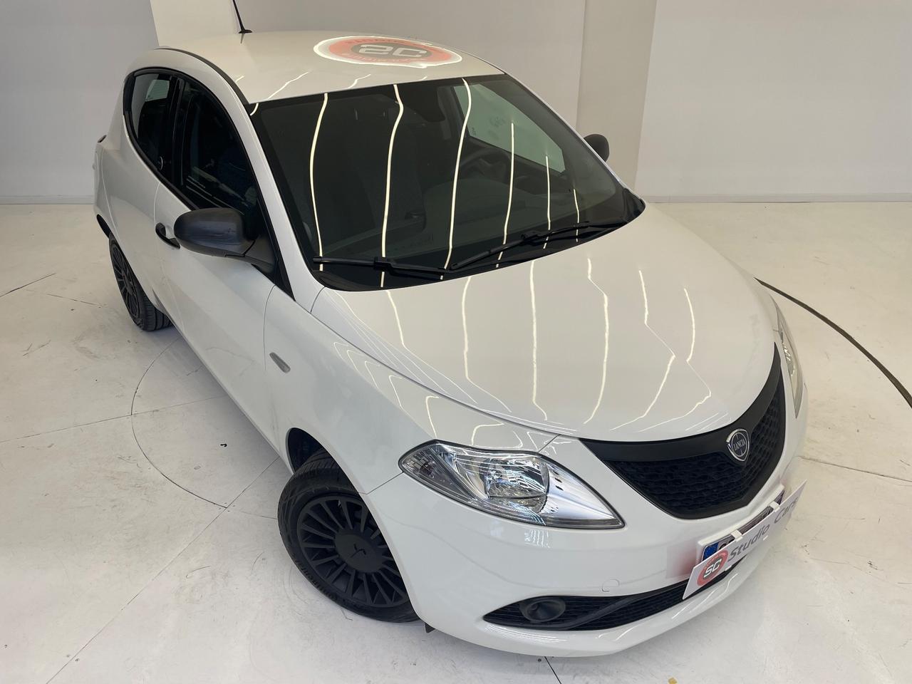 Lancia Ypsilon 1.0 FireFly 5 porte S&S Hybrid Ecochic Silver