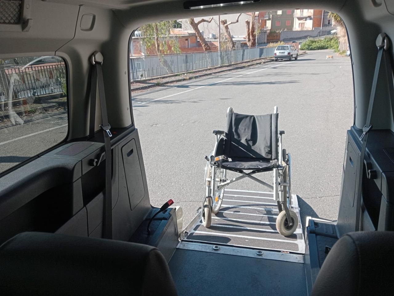 Volkswagen Caddy Pianale ribassato con rampa disabili in carrozzina
