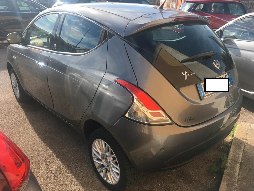 Lancia Ypsilon 0.9 TwinAir 85 CV 5 porte Metano Ecochic Silver