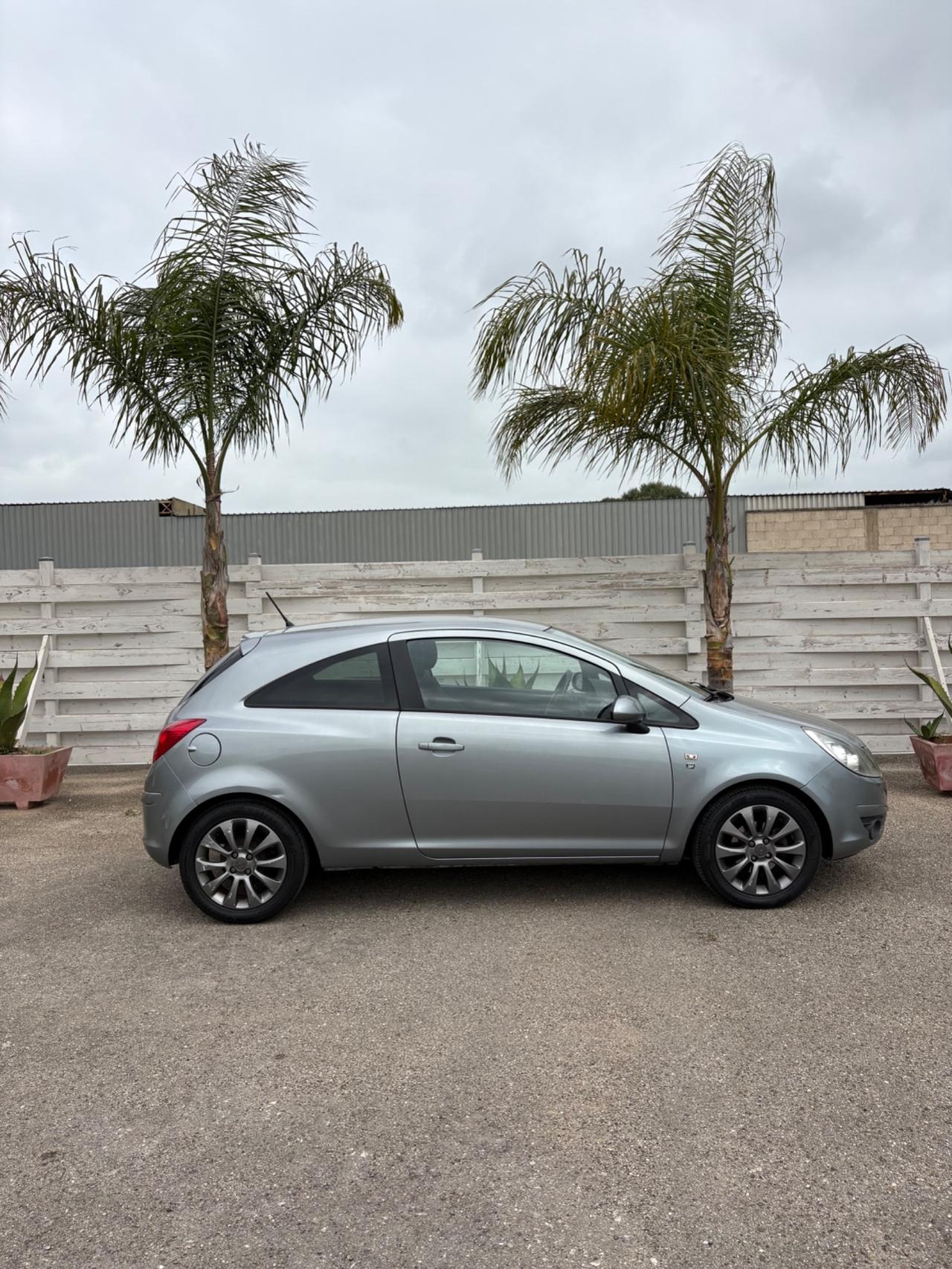 Opel Corsa 1.2 benzina 3 porte
