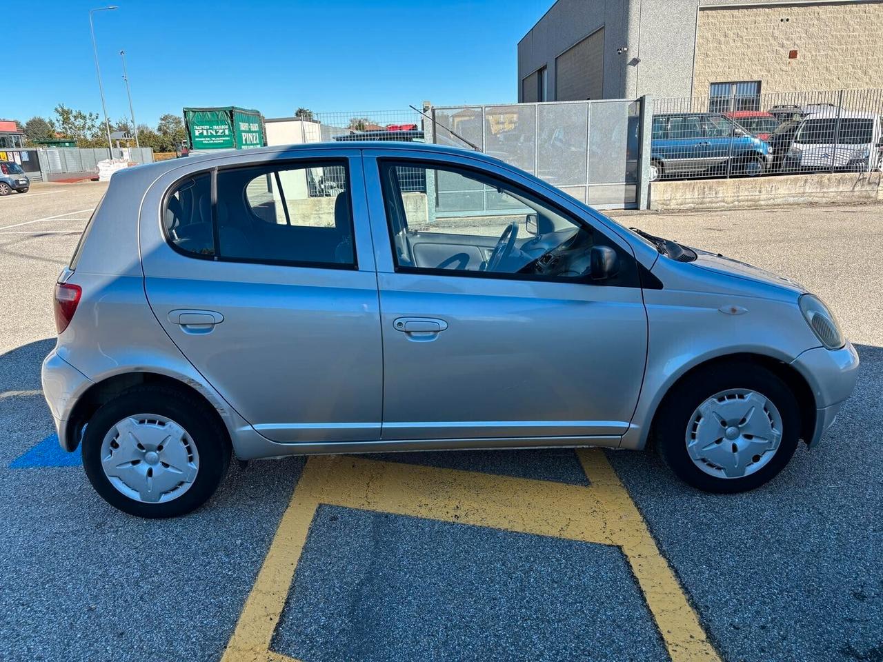 Toyota Yaris 1.3i 16V cat 5 porte SOL ADATTA AI NEOPATENTATI