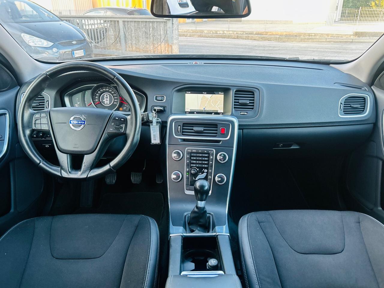 Volvo V60 D2 R-design Momentum N1