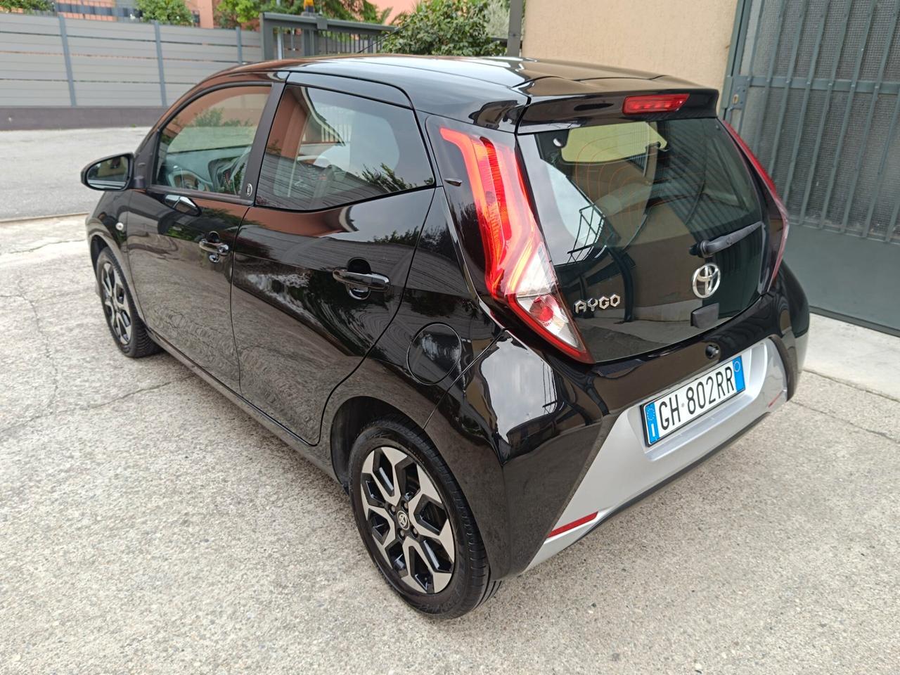 Toyota Aygo Connect 1.0 VVT-i 72 CV 5 porte x-play