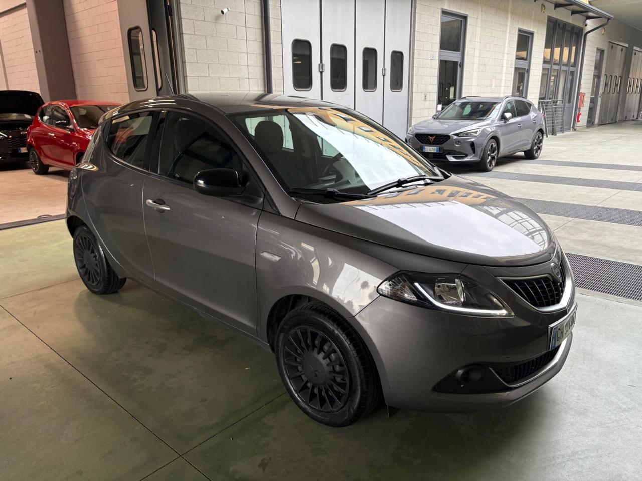 Lancia Ypsilon 1.0 FireFly 5 porte S&S Hybrid Ecochic Silver posti