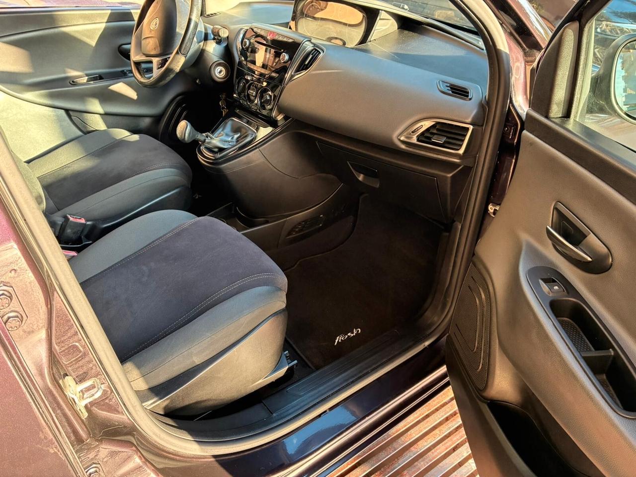 Lancia Ypsilon 1.3MJT 95CV 5p garantita-13