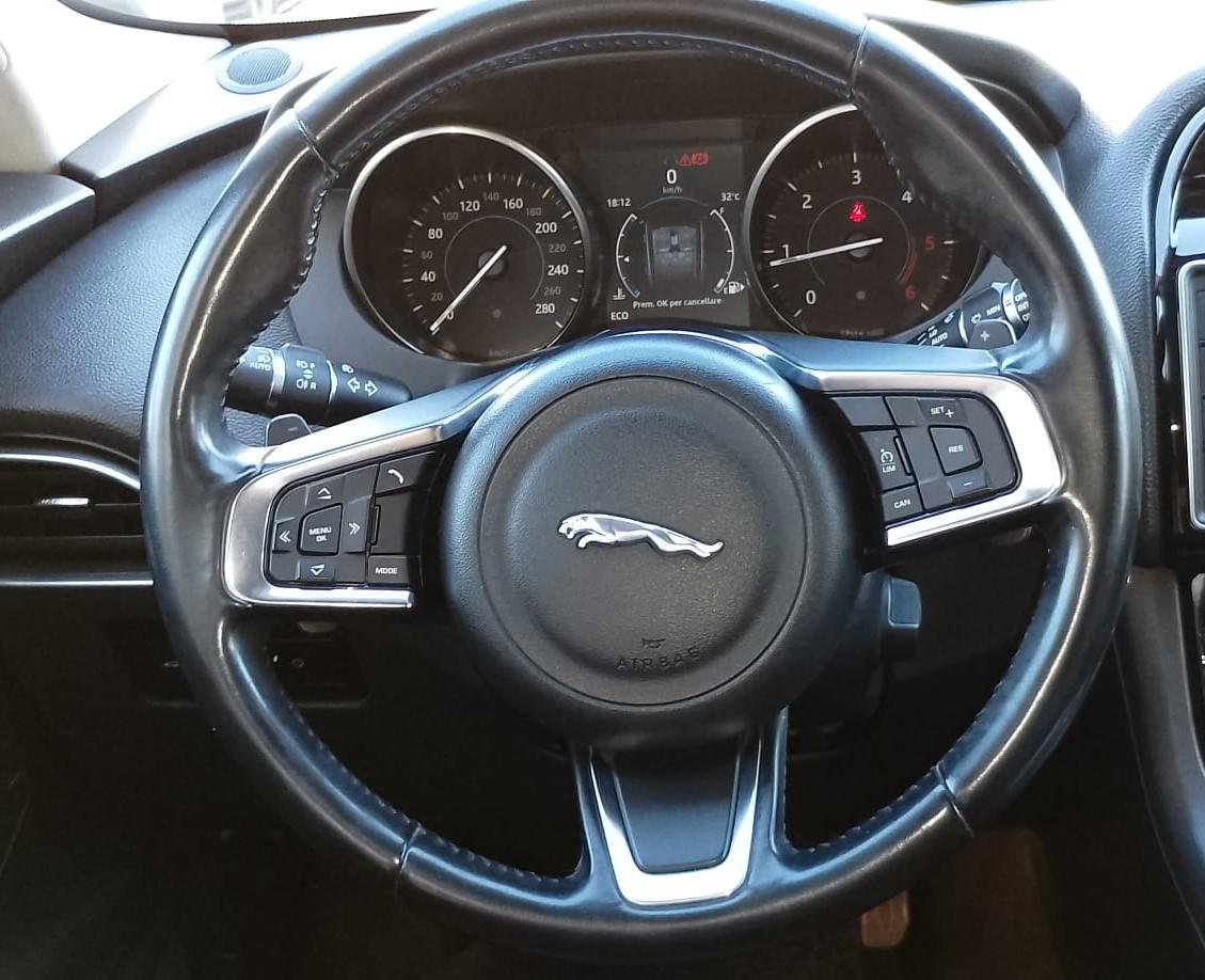 Jaguar F-Pace 2.0cc 180cv PORTFOLIO