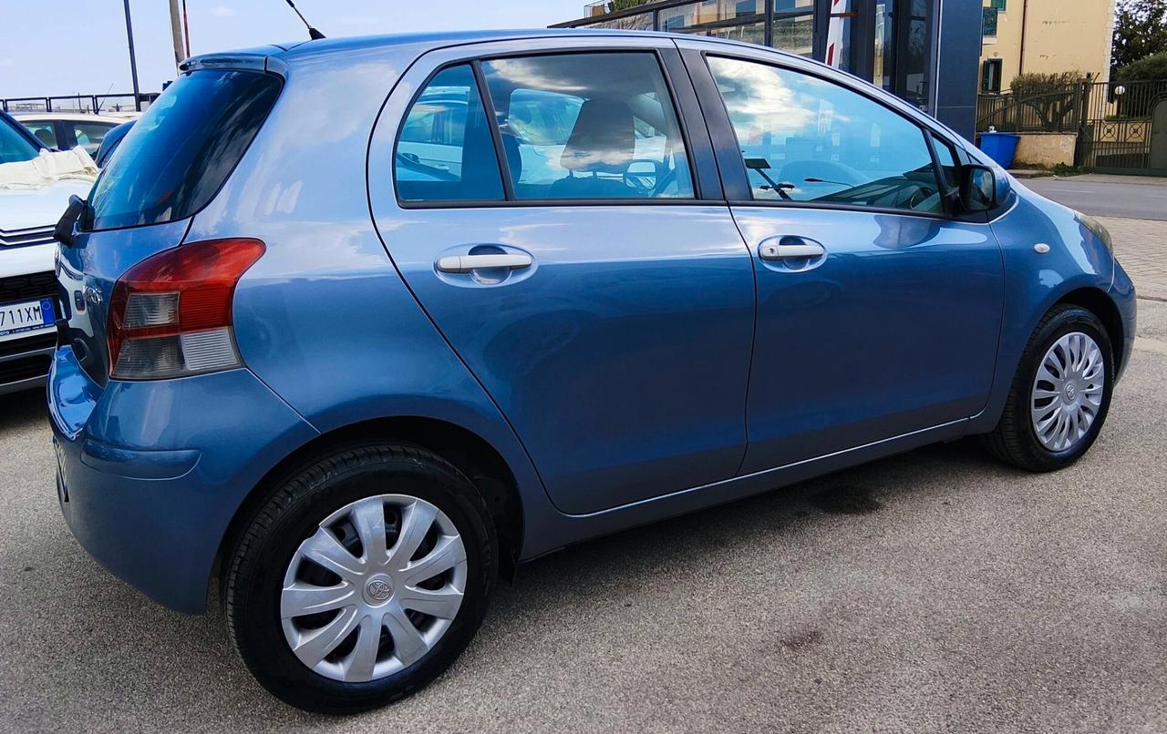 Toyota Yaris 1.3 4 CILINDRI!
