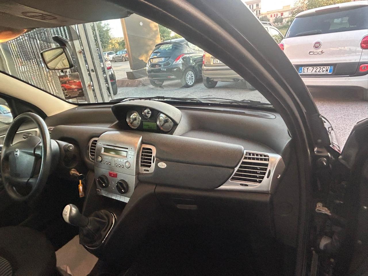 Lancia Ypsilon 1.3 MJT 75 CV versus