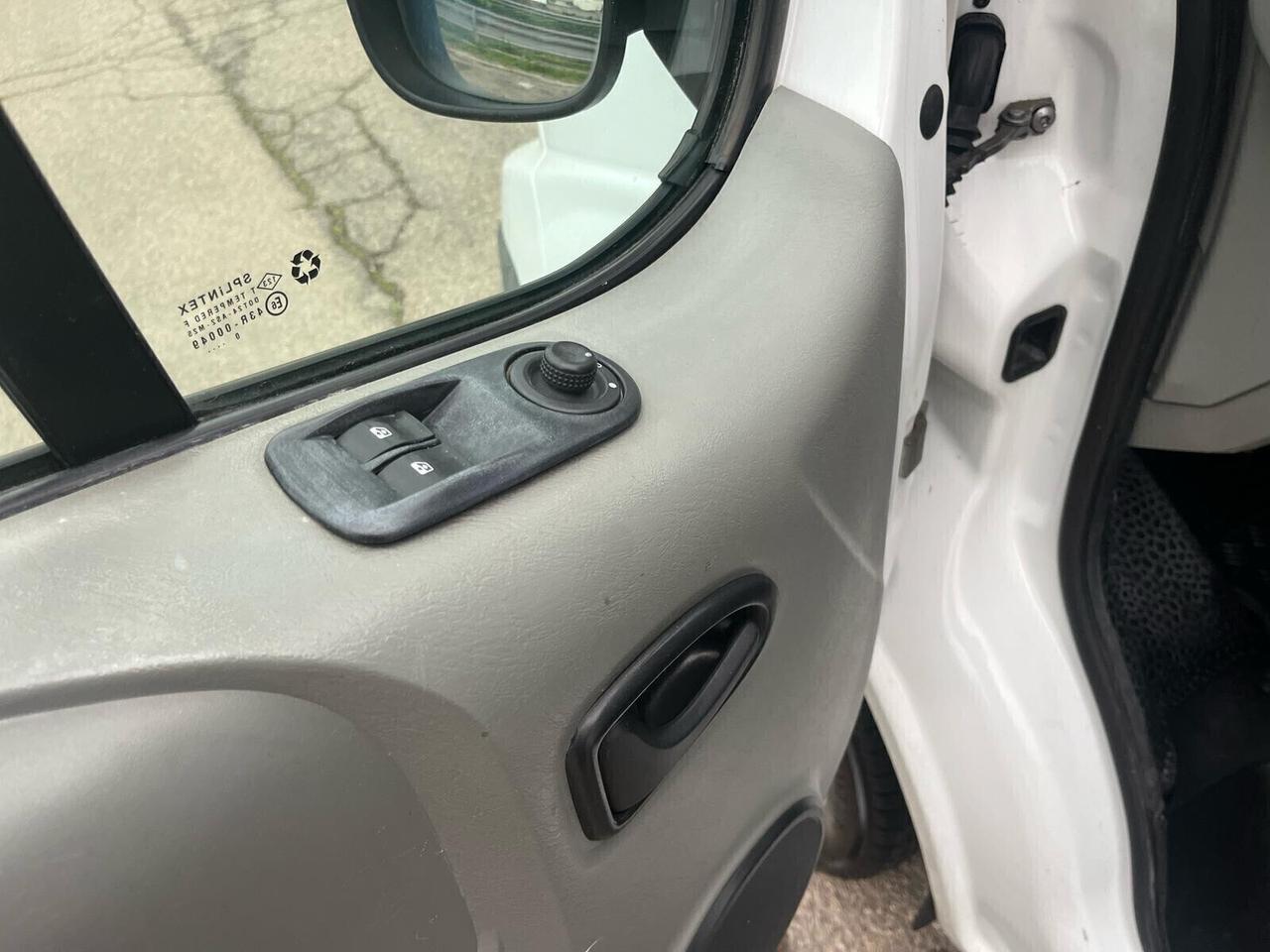 Renault Trafic 2.0 dCi/115 Furgone Unipro 2011