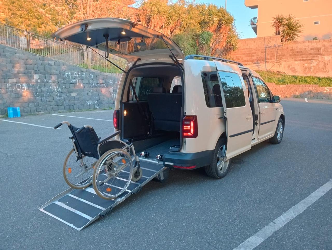 Volkswagen Caddy Pianale ribassato con rampa disabili in carrozzina