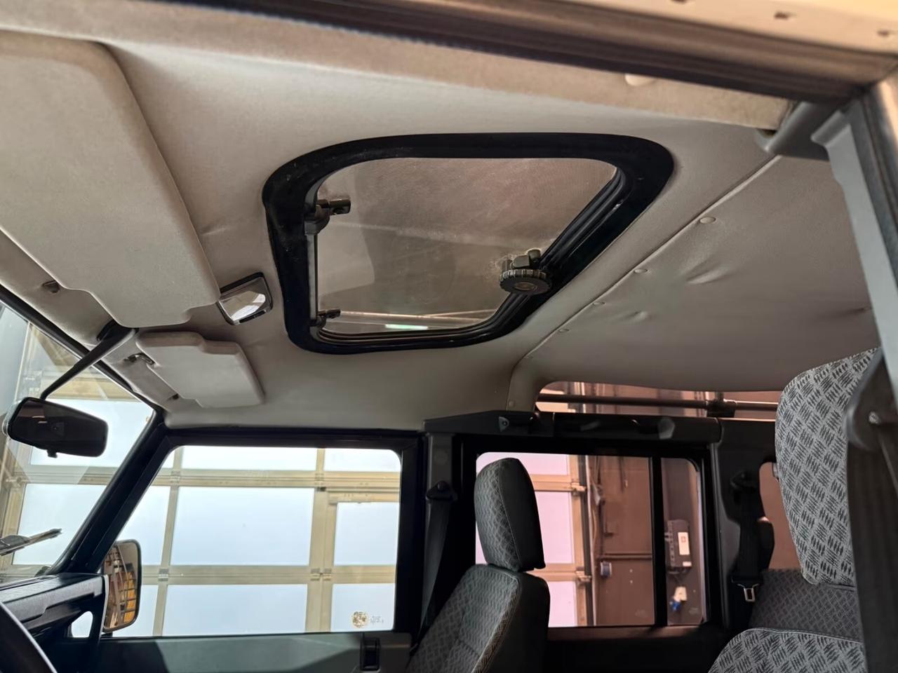 Land Rover Defender 110 2.5 Td5 Station Wagon 9 POSTI