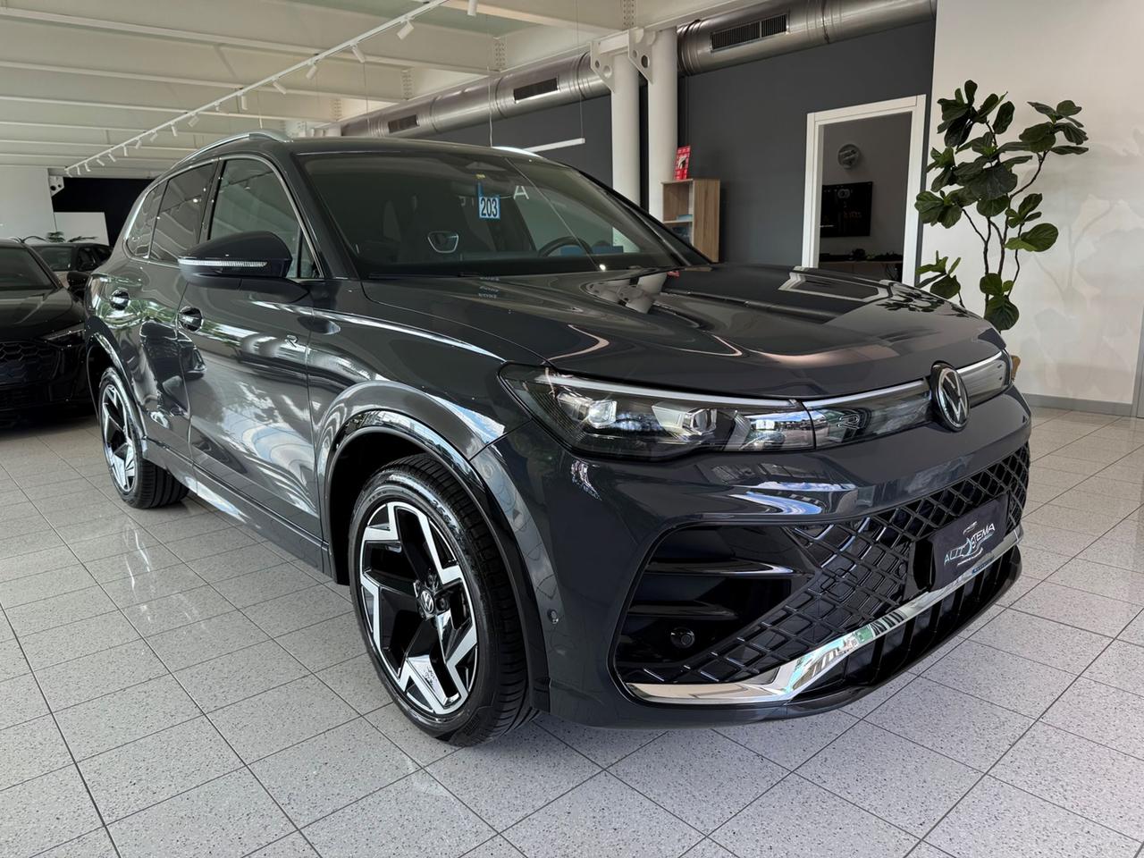 VOLKSWAGEN Tiguan III 2024 1.5 etsi R-Line 150cv dsg - SED. MASSAGGIANTI!