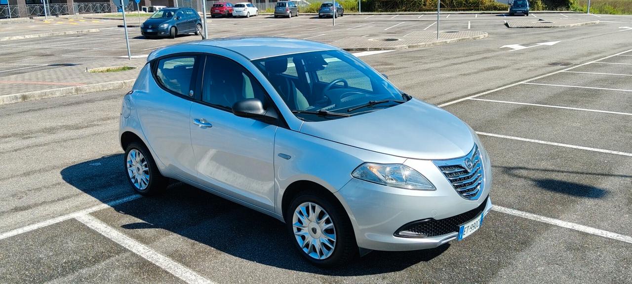 Lancia Ypsilon 0.9 TwinAir 85 CV 5 porte Metano Ecochic Silver
