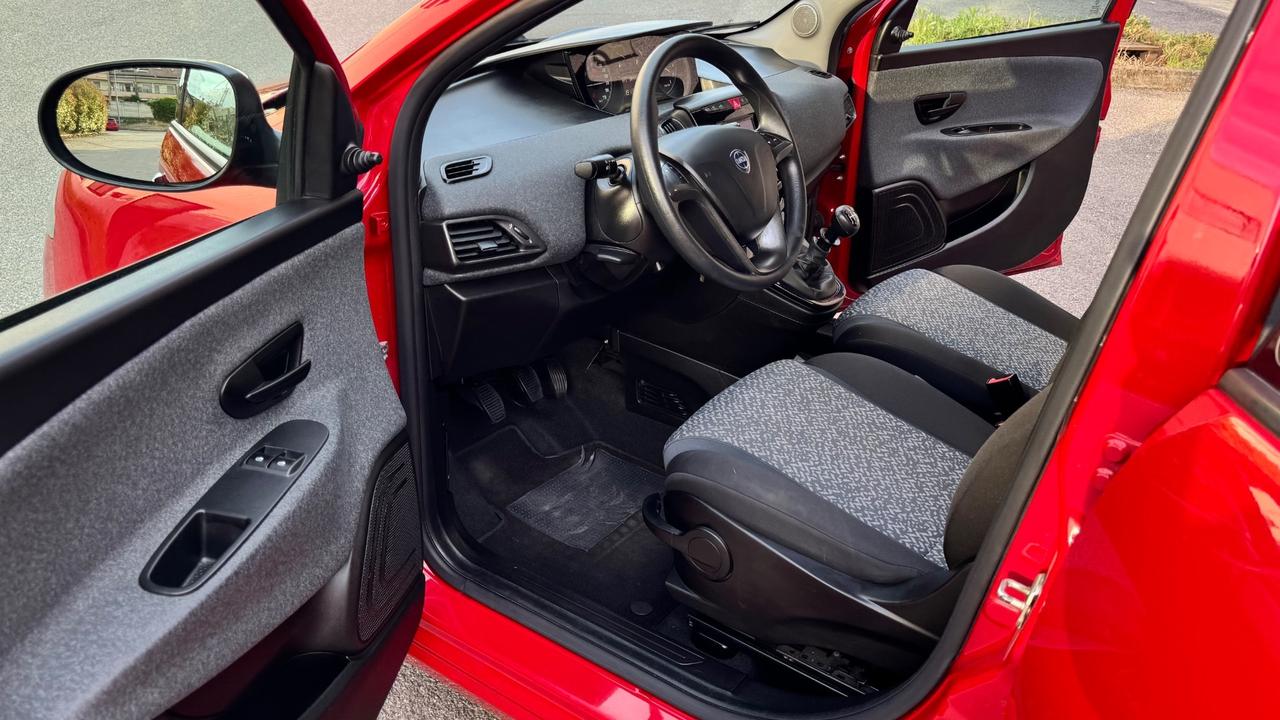 Lancia Ypsilon 1.0 FireFly 5 porte S&S Hybrid Ecochic Silver