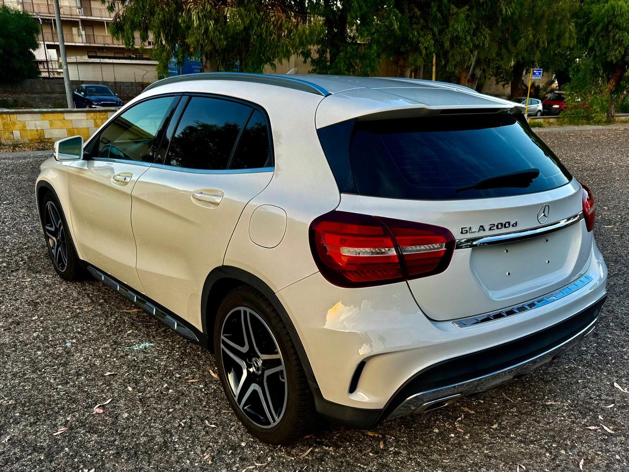 MERCEDES- BENZ GLA 200 D AMG PREMIUM