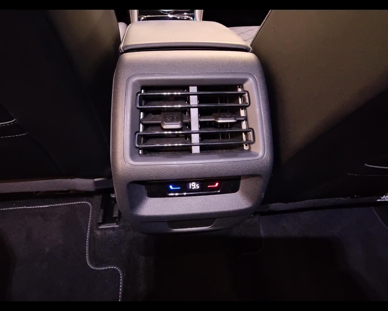 VOLKSWAGEN Tiguan III 2024 - Tiguan 2.0 tdi R-Line 150cv dsg