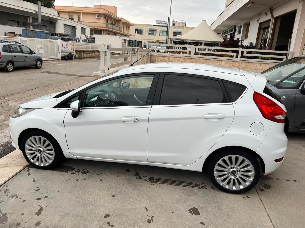 Ford Fiesta 1.4 TDCi 68CV 5 porte Titanium