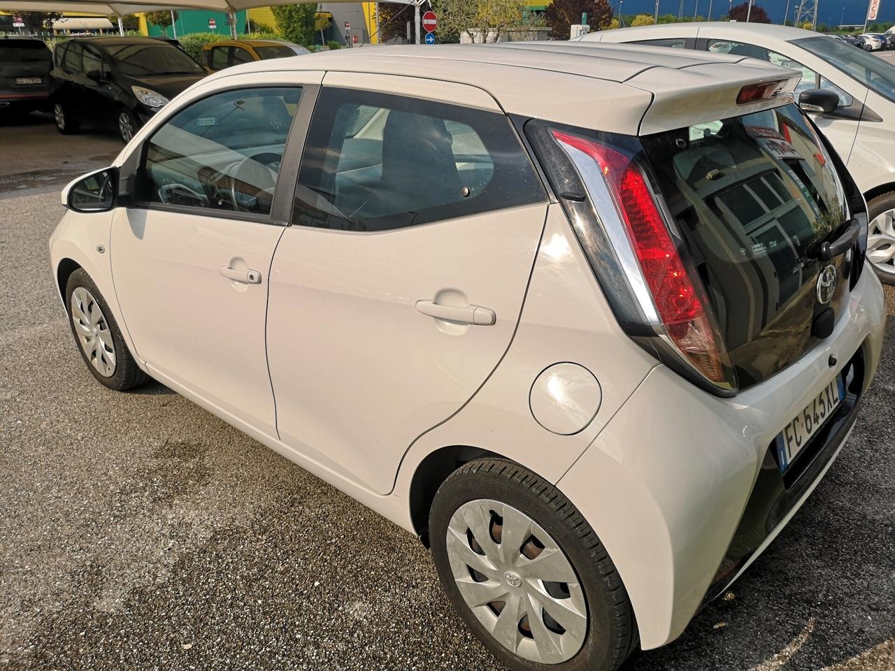 Toyota Aygo 1.0 VVT-i 69 CV 5 porte x-play MMT