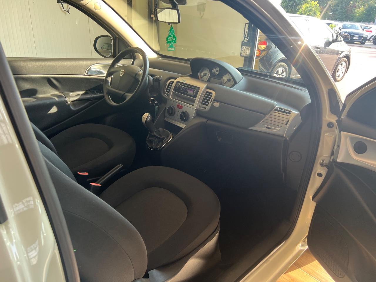 Lancia Ypsilon 1.3 MJT 75 CV Unyca