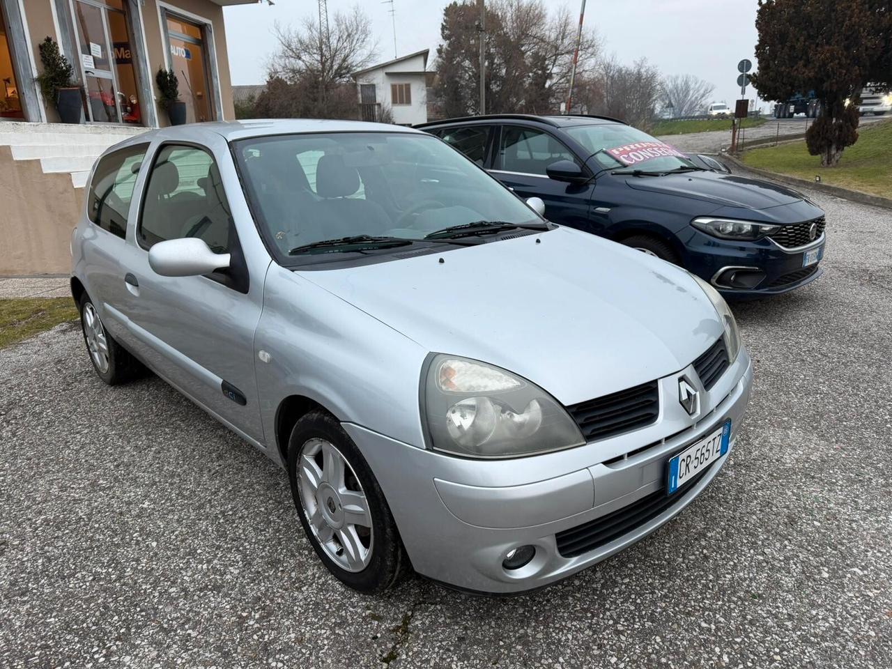 NEOPATENTATI clio 1500 DIESEL ottime condizioni