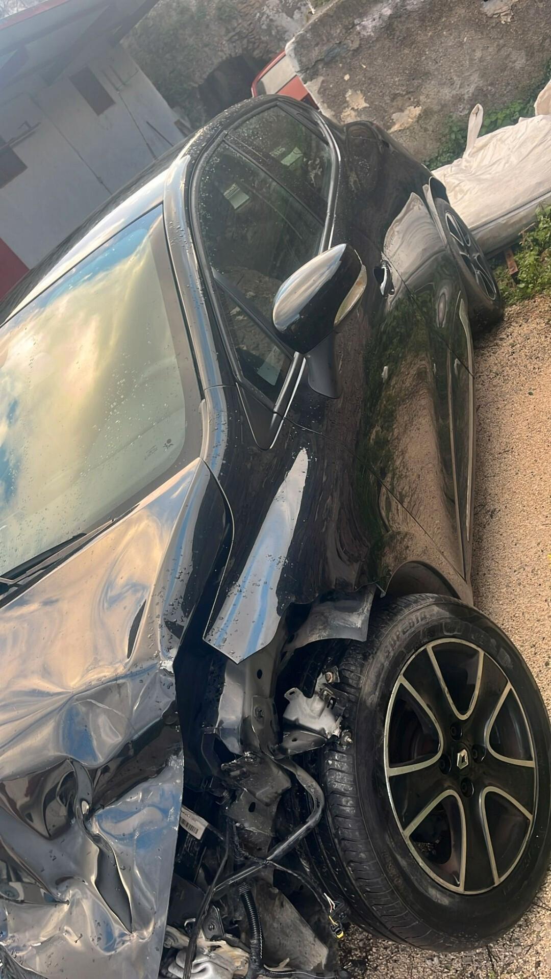 Renault Clio incidentata Sinistrata 1.2 Benzina 75Cv anno 2013