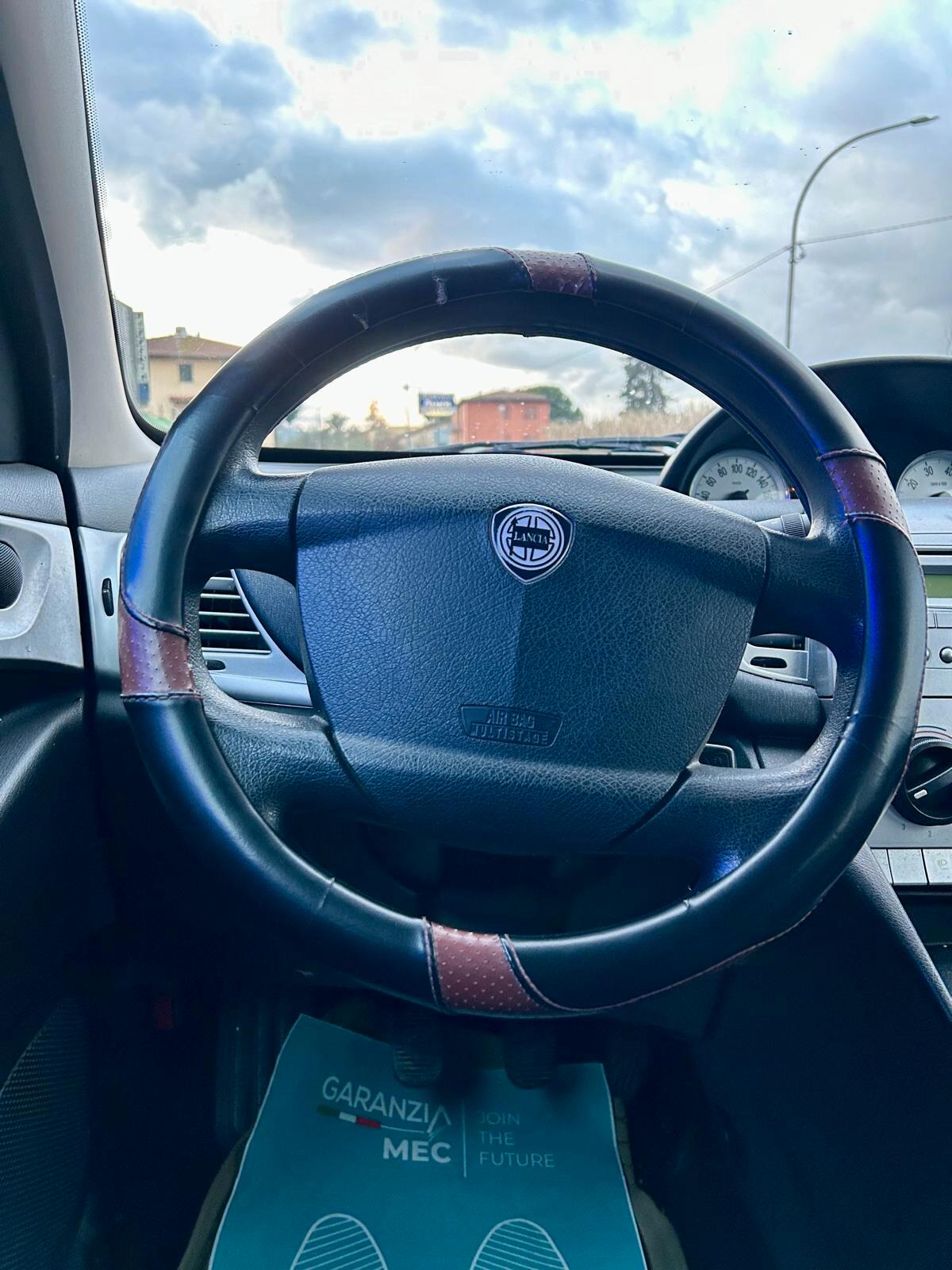 Lancia Ypsilon 1.3 MJT 75 CV Platino