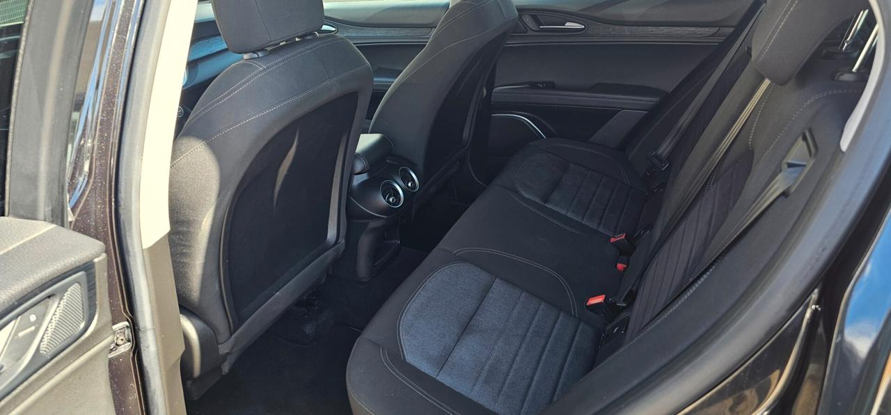 Alfa Romeo Stelvio 2.2 Turbodiesel 160 CV AT8 RWD Sport-Tech