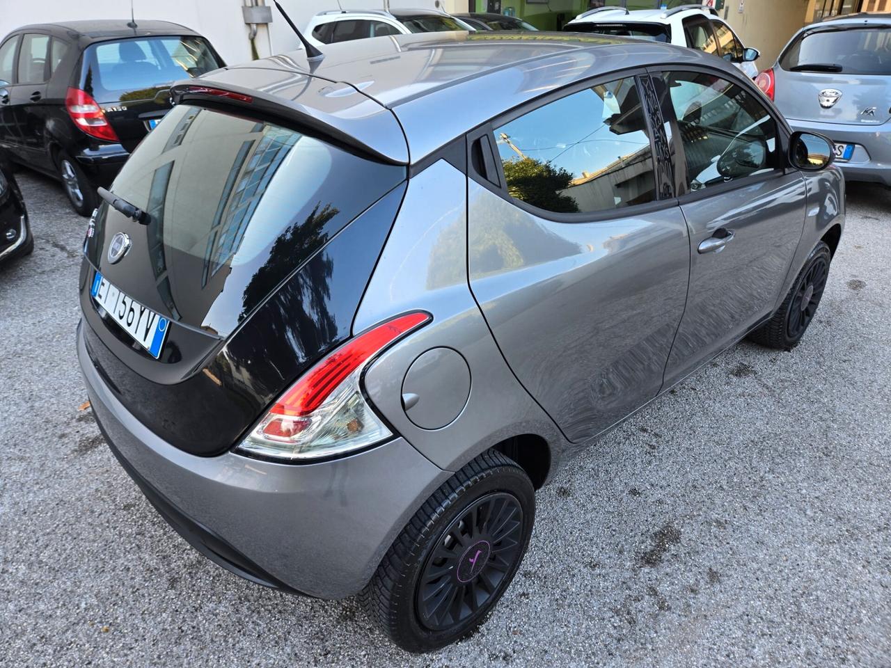 Lancia Ypsilon 0.9 TwinAir 85 CV 5 porte Metano Ecochic Elefantino Neopatentati