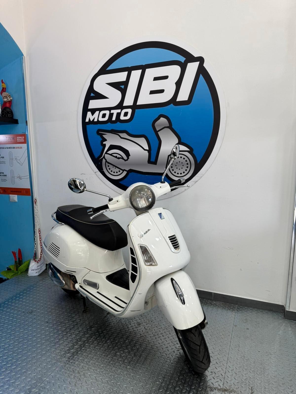 Piaggio Vespa GTS 300
