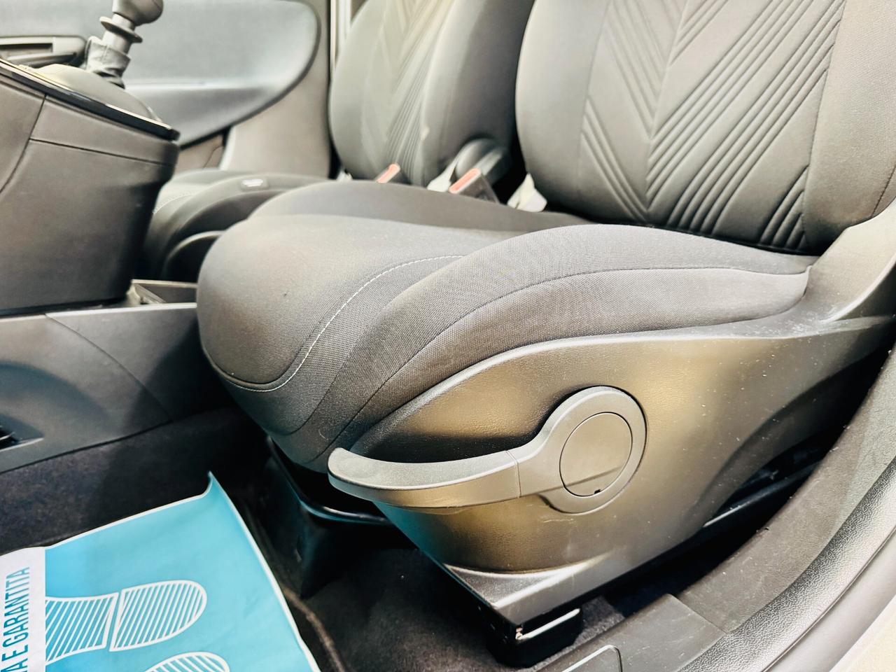 Lancia Ypsilon 1.0 Hybrid Silver / CarPlay S&S
