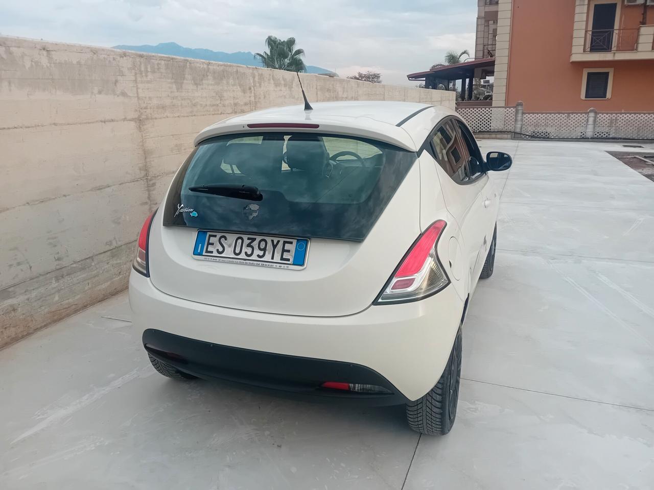 Lancia Ypsilon 0.9 TwinAir 85 CV 5 porte Metano Ecochic Elefantino