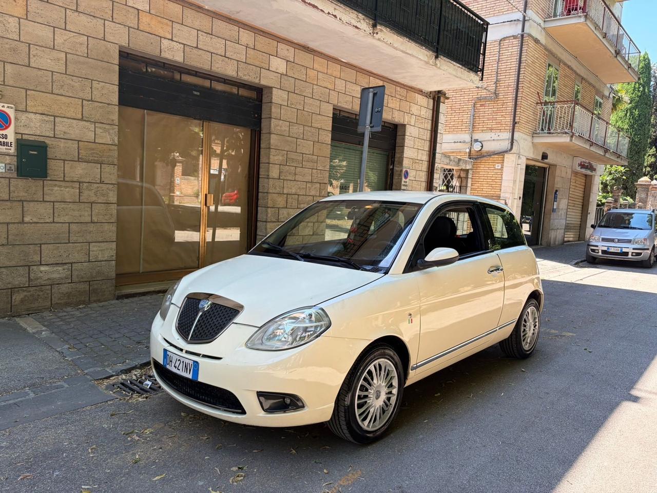 Lancia Ypsilon 1.2 restailng moda Milano
