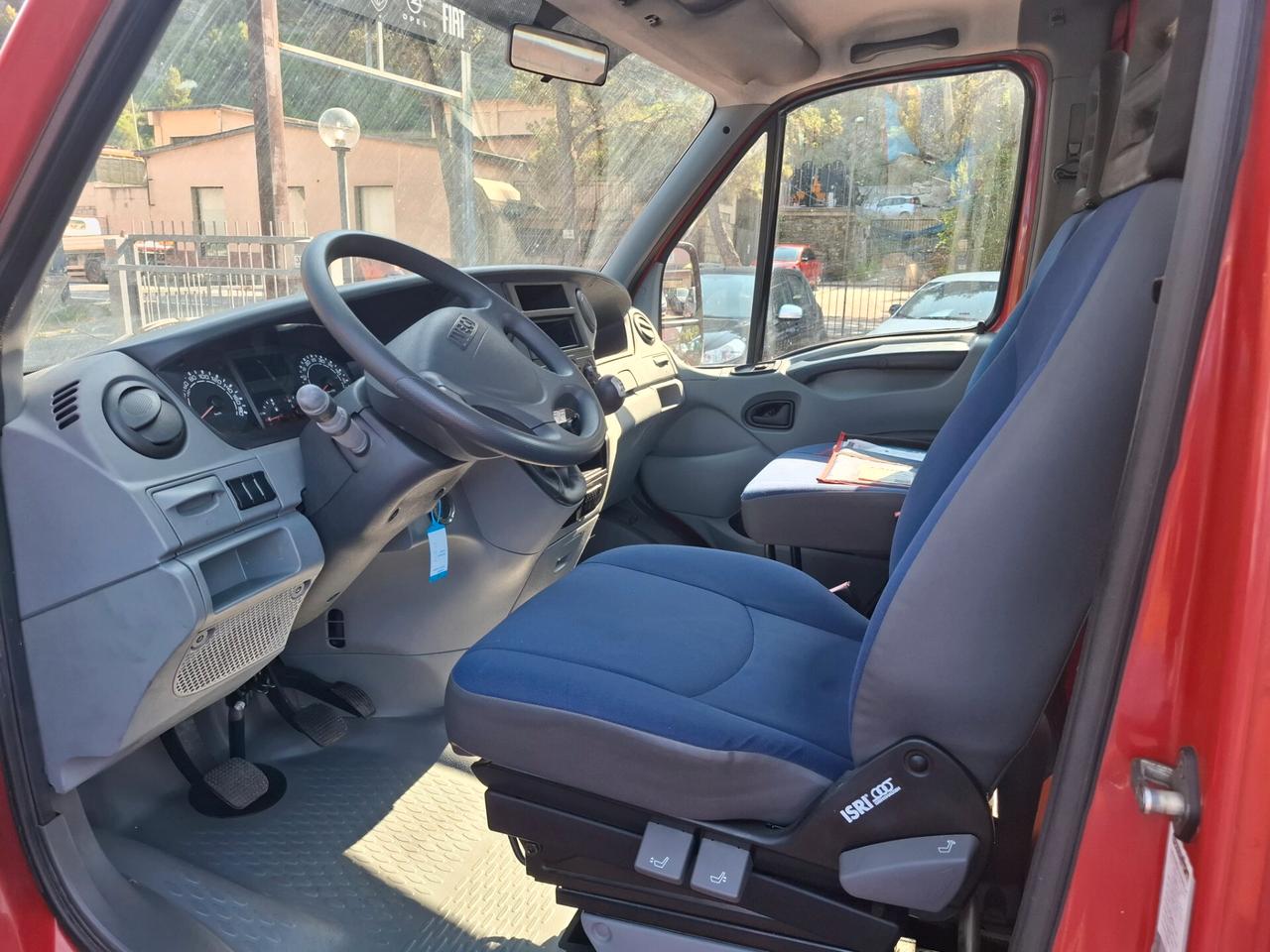 Iveco daily con piattaforma mobile cestello