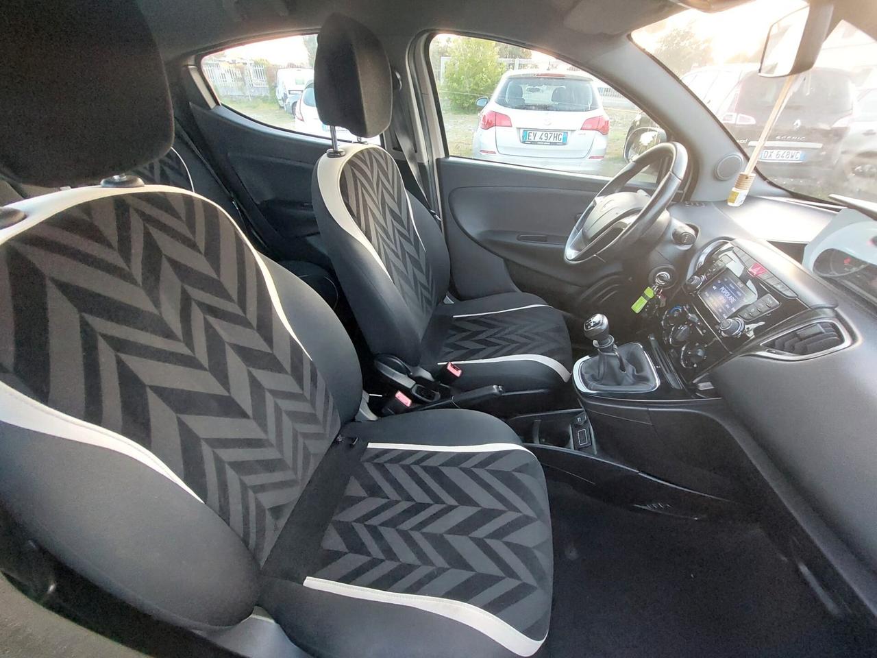 Lancia Ypsilon 1.2 69 CV 5 porte Platinum