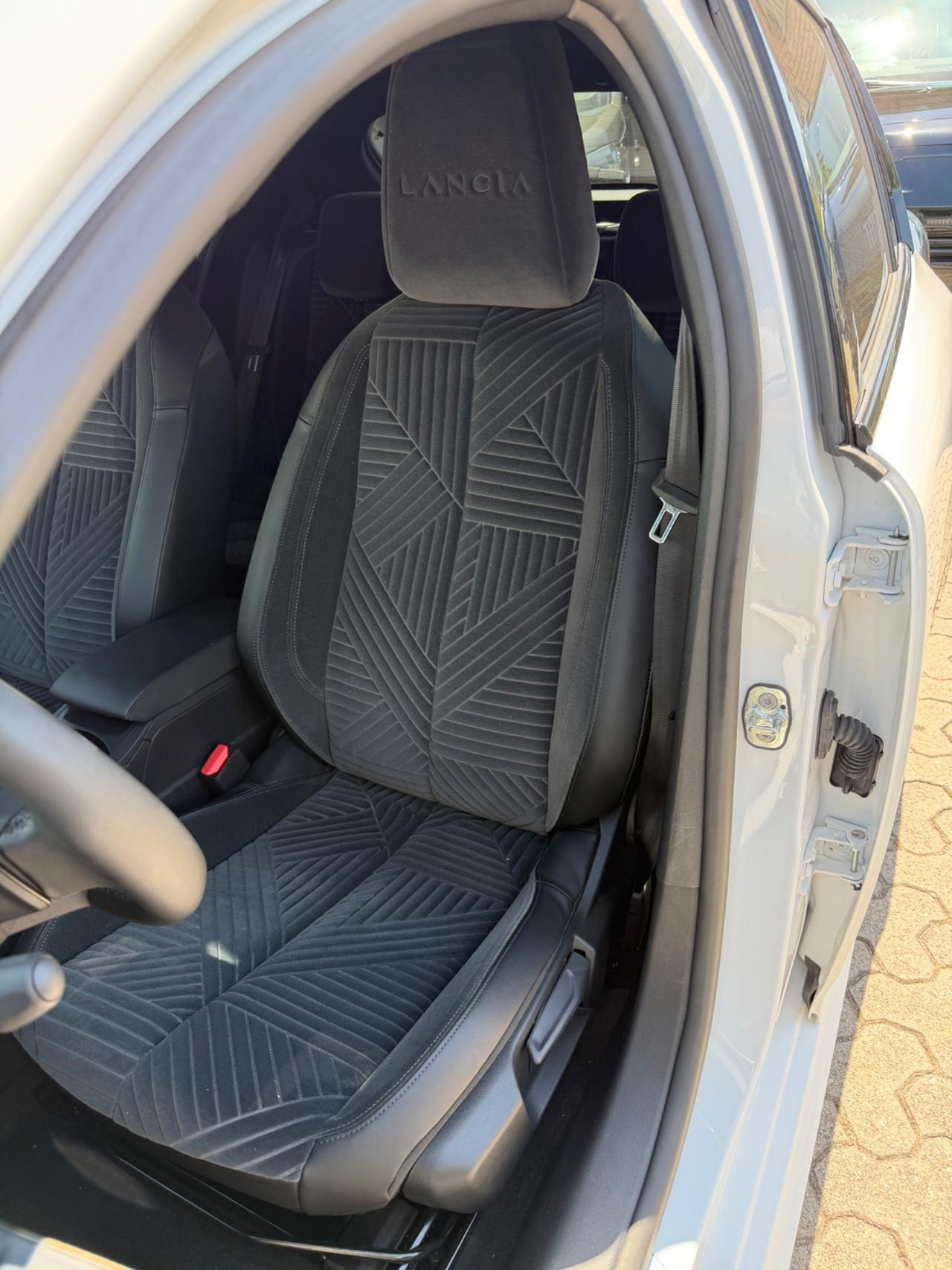 Lancia Ypsilon Hybrid e-DCT LX
