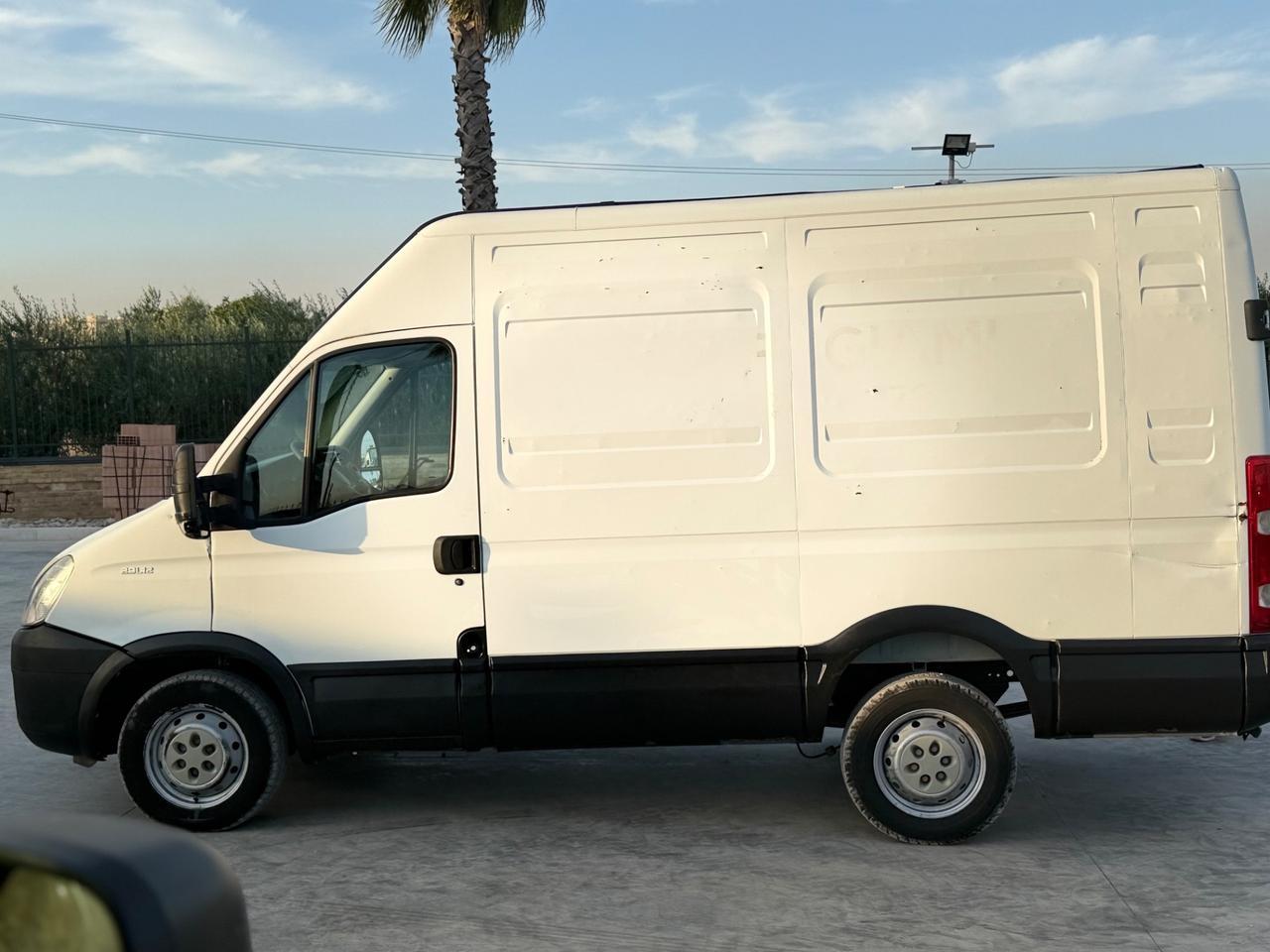 Iveco Daily furgonato 136 cv con clima e vetri elettronici