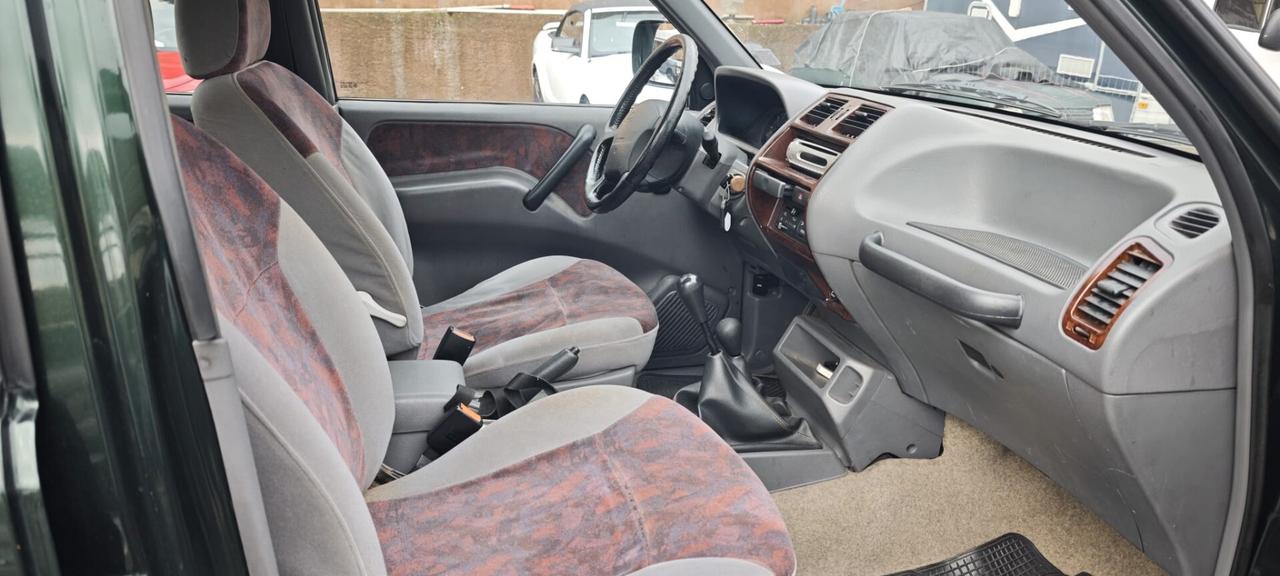Nissan Terrano II 2.4i 12V cat 5 porte SE