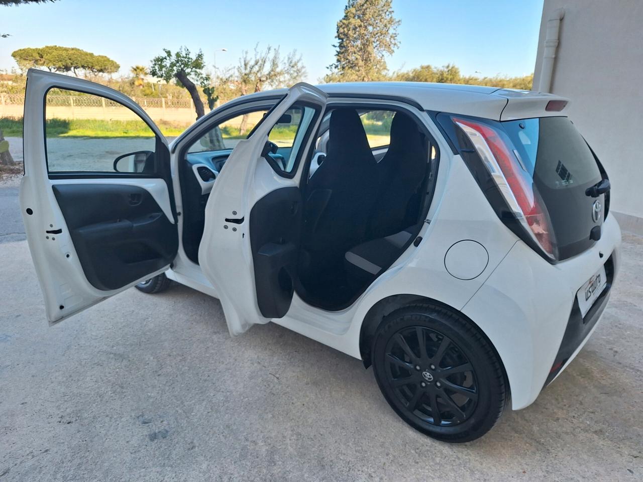 Toyota Aygo 1.0 69 CV 5 porte x-play RETROCAMERA FULL