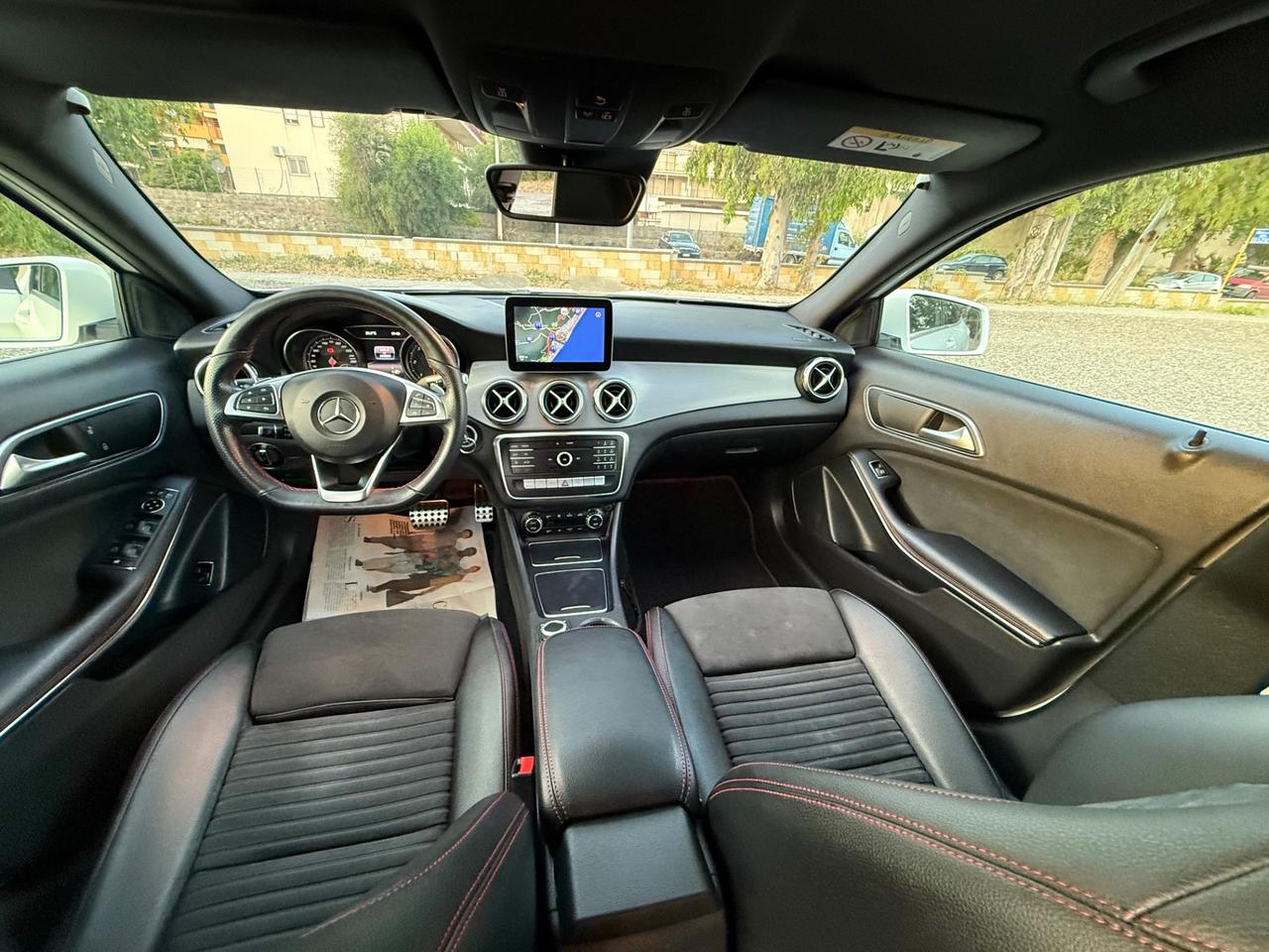 MERCEDES- BENZ GLA 200 D AMG PREMIUM