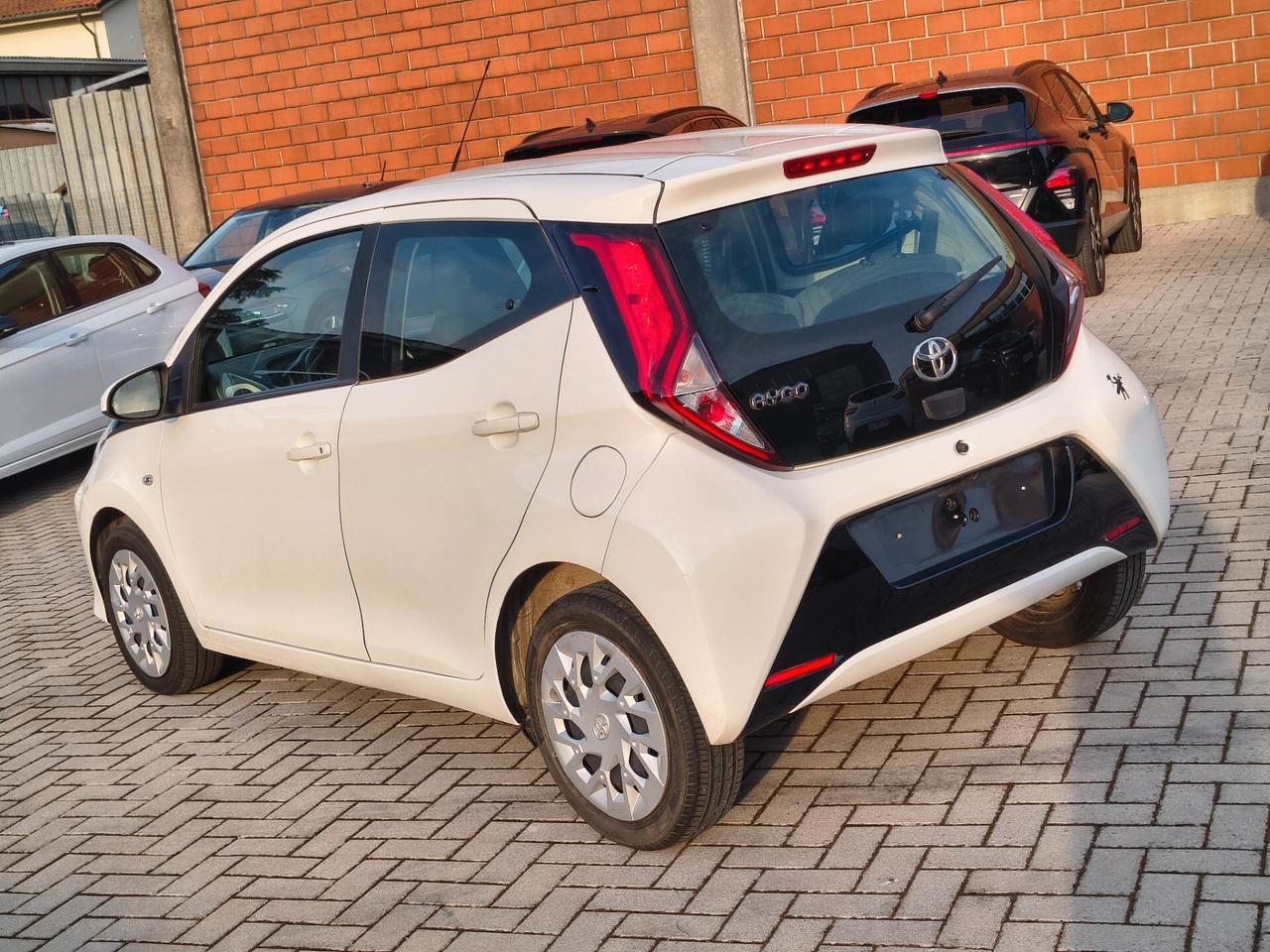 Toyota Aygo Connect 1.0 VVT-i 72 CV 5 porte x-fun