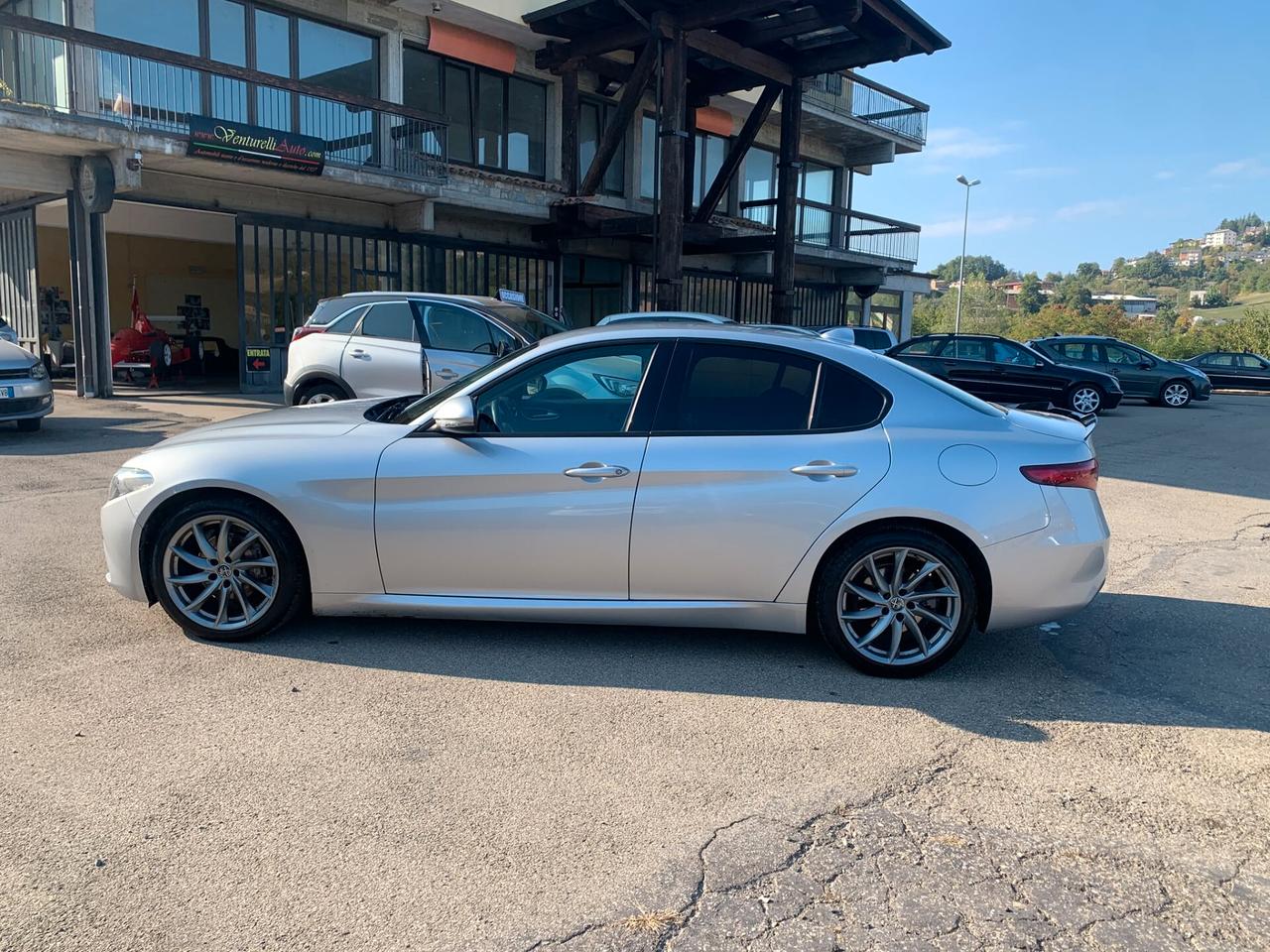 Alfa Romeo Giulia exclusive in ottime condizioni-2018 160000 km tdi 2200 cc-tagliandata-gomme seminuove