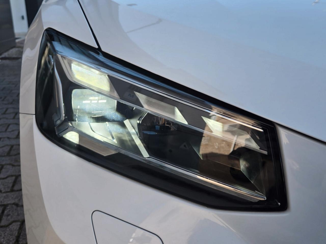 Audi Q2 30 TDI IDENTITY BLACK