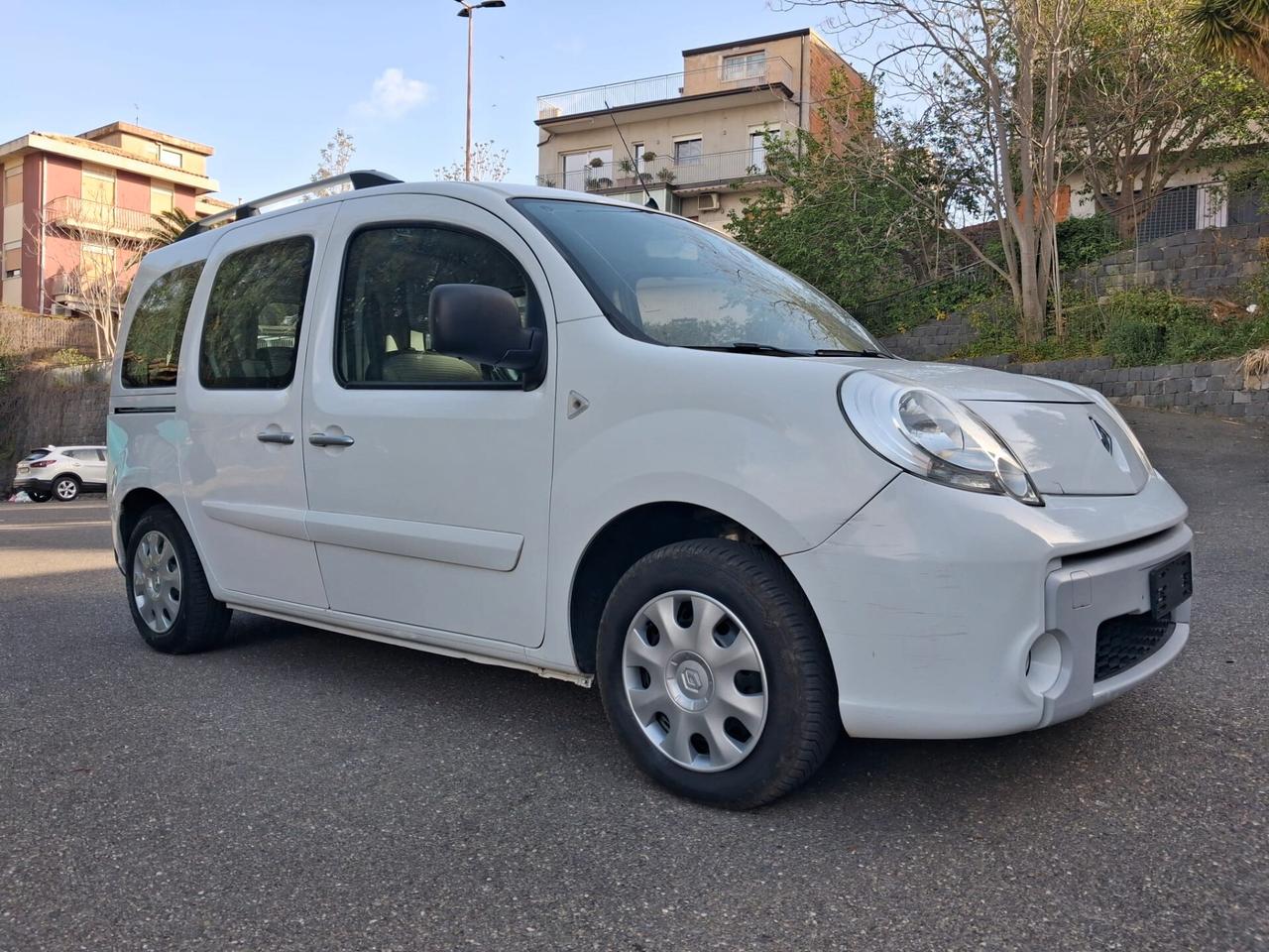 Renault Kangoo Pianale ribassato con rampa disabili in carrozzina