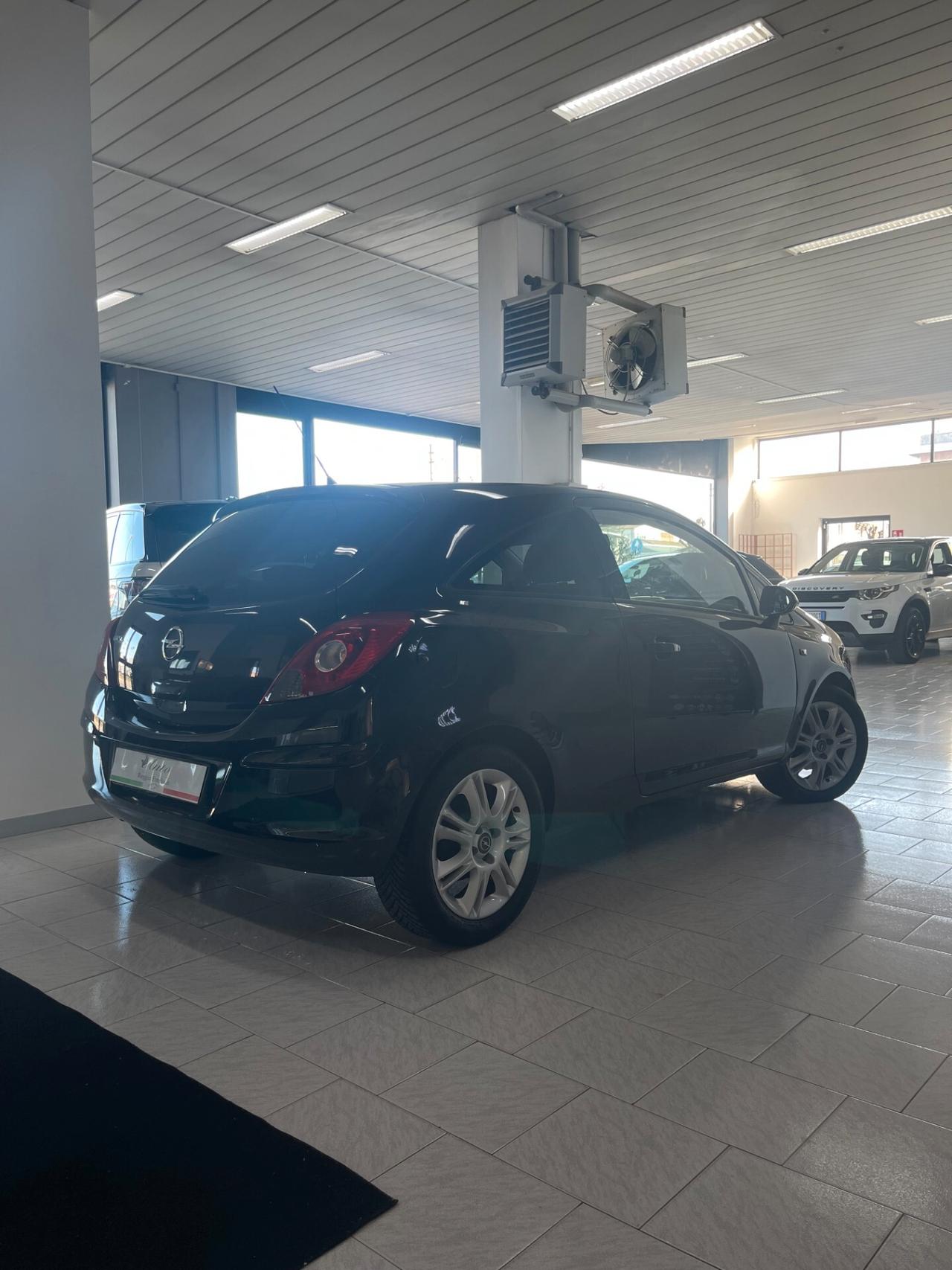 Opel Corsa 1.2 3 porte b-color