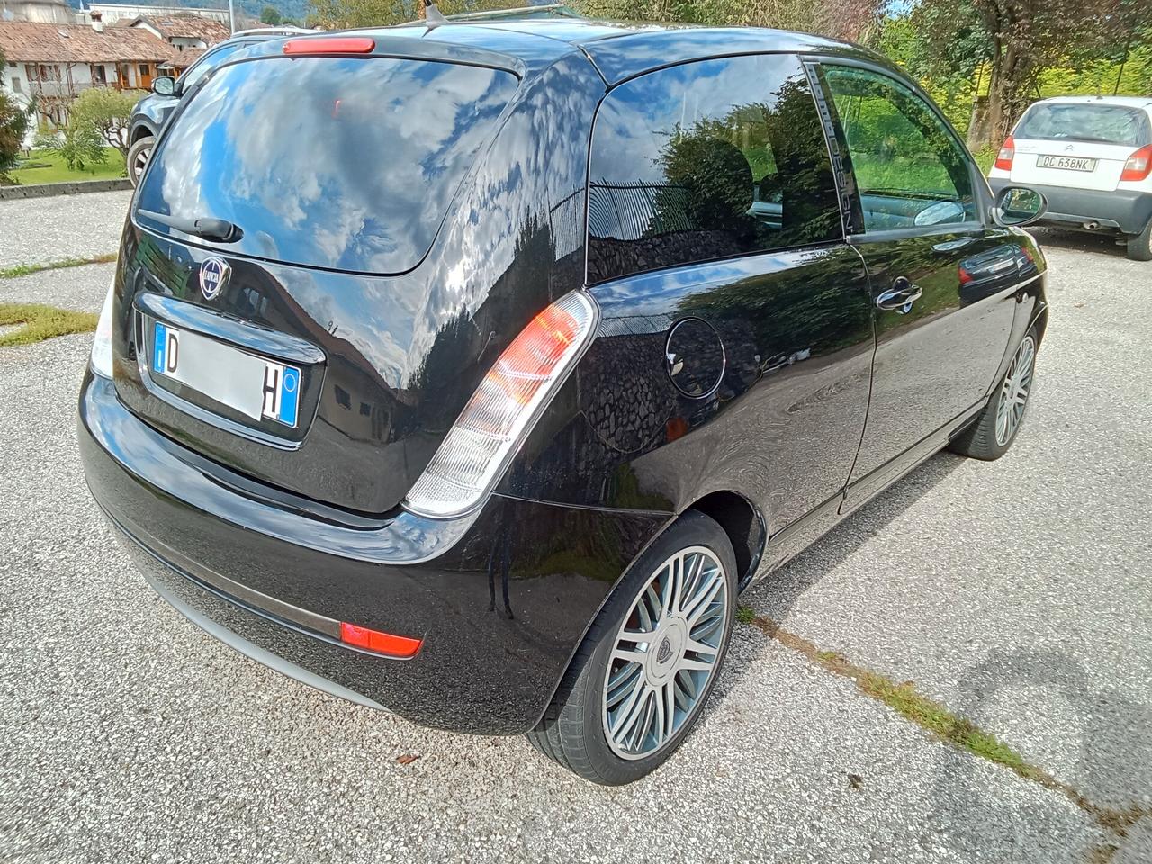 Lancia Ypsilon 1.4 16V Sport MomoDesign