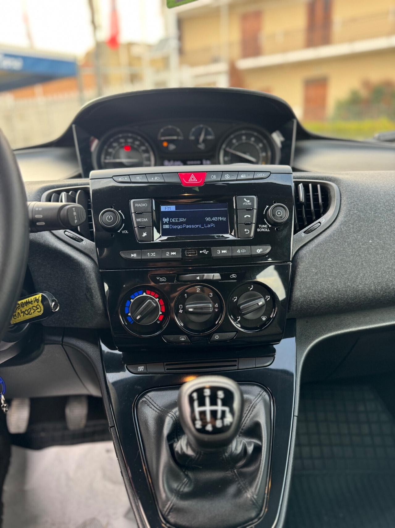 Lancia Ypsilon 1.0 FireFly 5 porte S&S Hybrid Silver