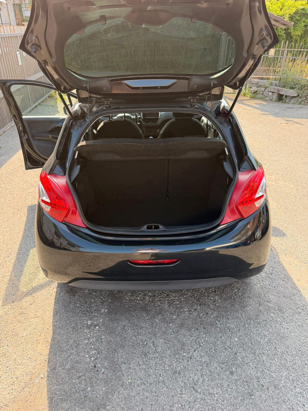Peugeot 208 1.4 HDi 68 CV 5 porte Active Neopatentati