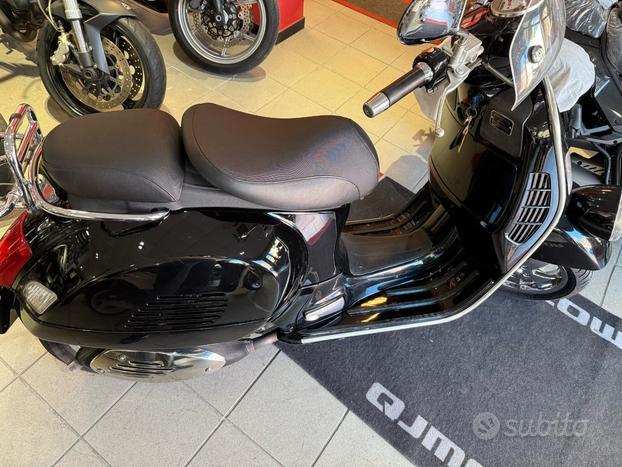 Piaggio Vespa 300 GTV Edizione Limitata -> Via Montenapoleone