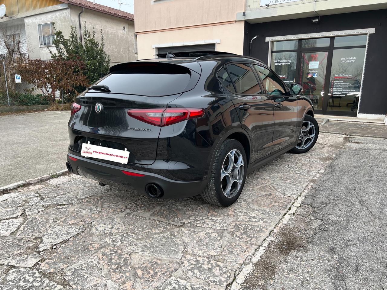 Alfa Romeo Stelvio 2.2 Turbodiesel 160 CV AT8 RWD Tetto Apribile, Pelle rossa Sport-Tech